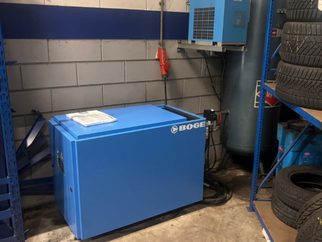 Wat zijn de vereisten voor de elektrische aansluiting van een compressor?